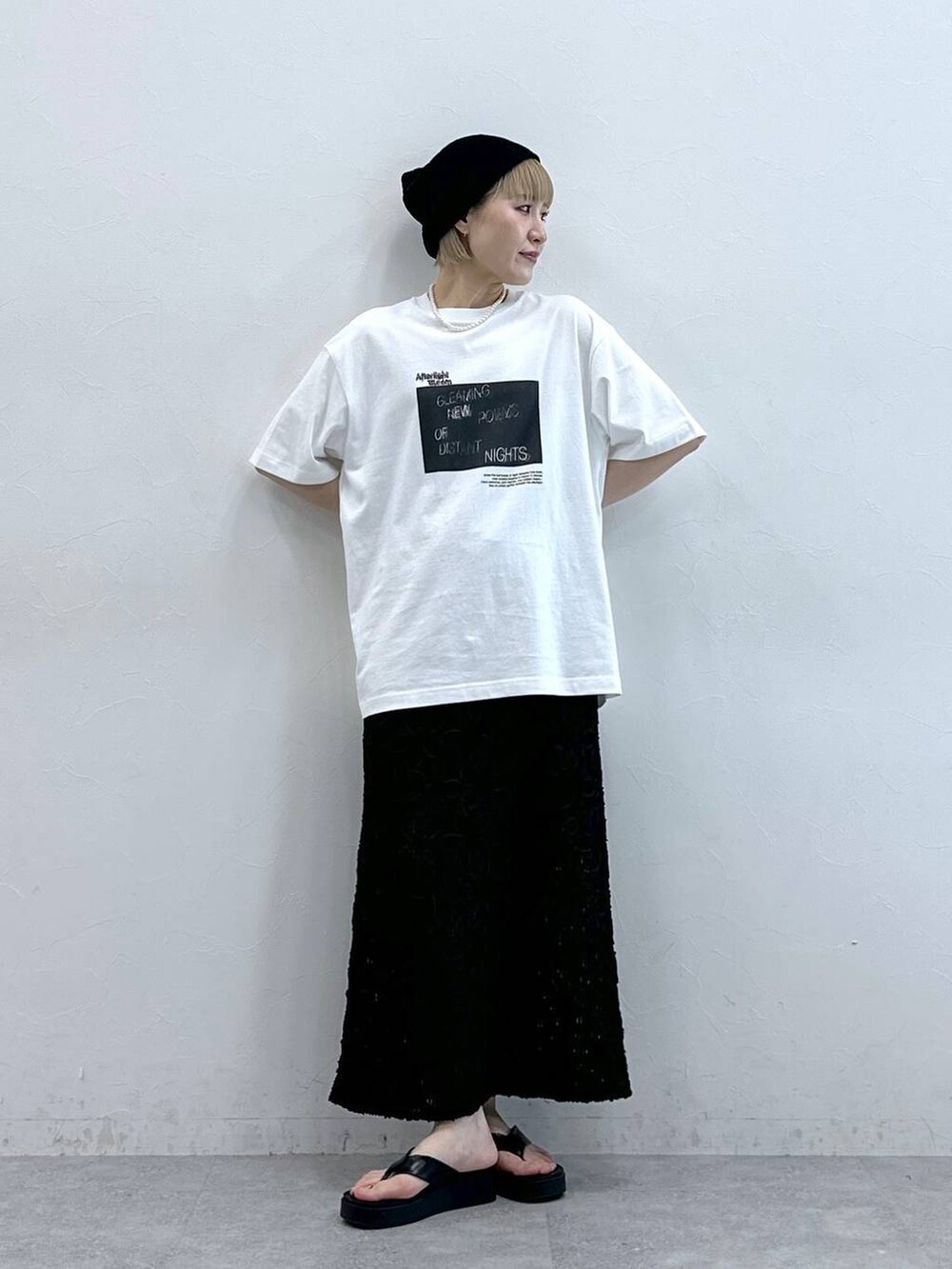 ブラック系のスカート、ブラック系のニットキャップ/ビーニーを着用したレディースの夏コーディネートの3枚目の写真