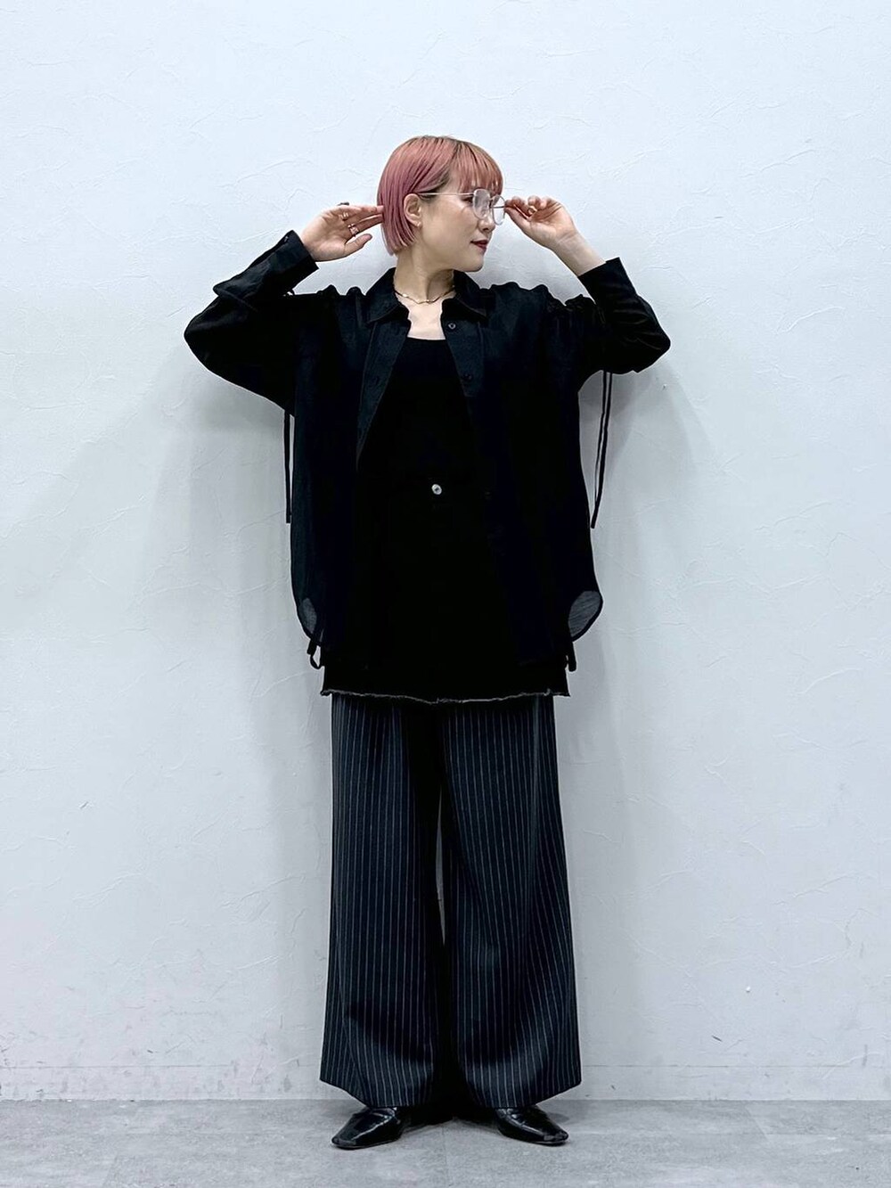 グレー系のスラックス、ブラック系のスカート、ブラック系のシャツ/ブラウスを着用したレディースの春コーディネートの4枚目の写真