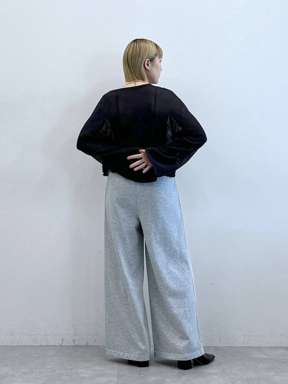 「RAGEBLUEのサイドミニレース/イージースウェットパンツ（スウェットパンツ、グレー系）」を使った、たけおさん（レディース・157cm）の夏コーディネートの7枚目の写真