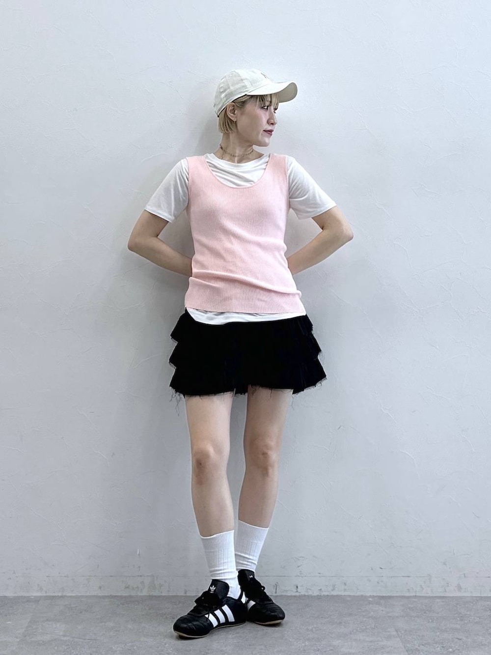 ブラック系のスニーカー、ピンク系のタンクトップ、ホワイト系のTシャツ/カットソーを着用したレディースの春コーディネートの4枚目の写真