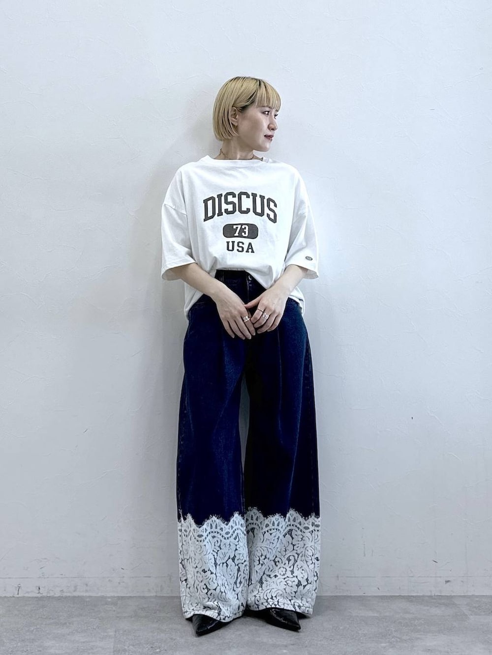 ホワイト系のTシャツ/カットソー、ブルー系のデニムパンツを着用したレディースの春コーディネートの2枚目の写真