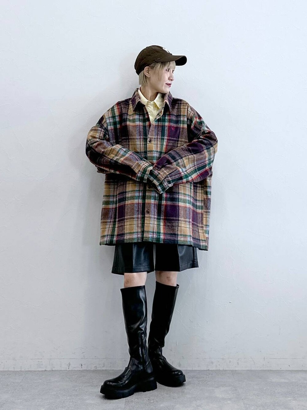 パープル系のシャツ/ブラウス、ブラック系のブーツ、ブラック系のスラックスを着用したレディースの秋コーディネートの2枚目の写真