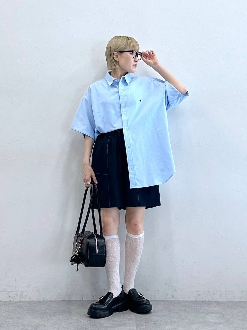 ブルー系のスラックス、グレー系のメガネを着用したレディースの夏コーディネートの2枚目の写真