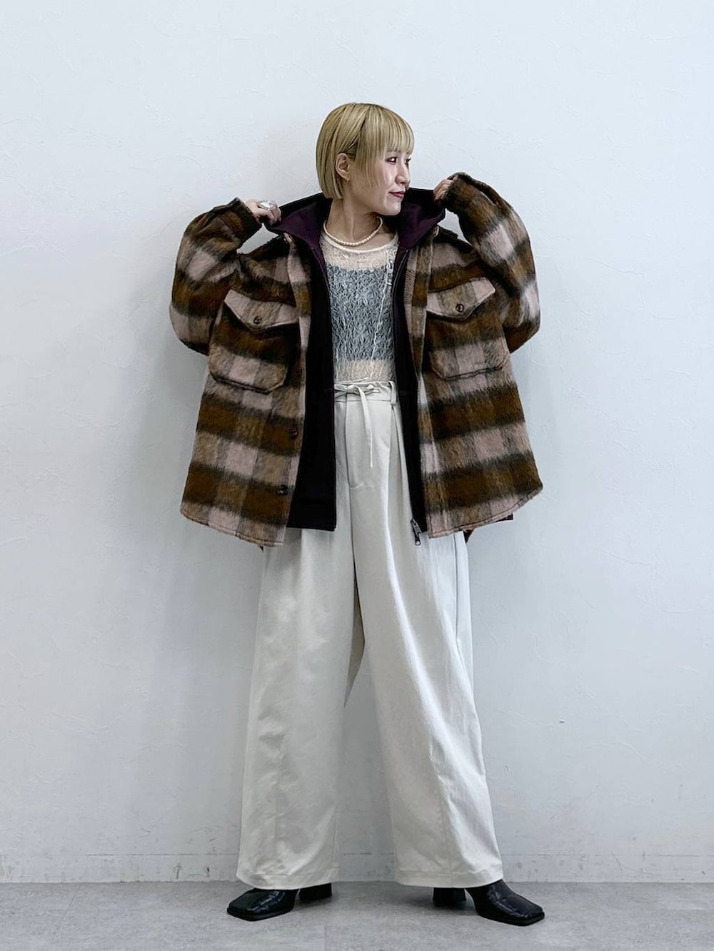 ホワイト系のTシャツ/カットソー、ホワイト系のチノパンツ、ピンク系のブルゾンを着用したレディースの秋コーディネートの3枚目の写真