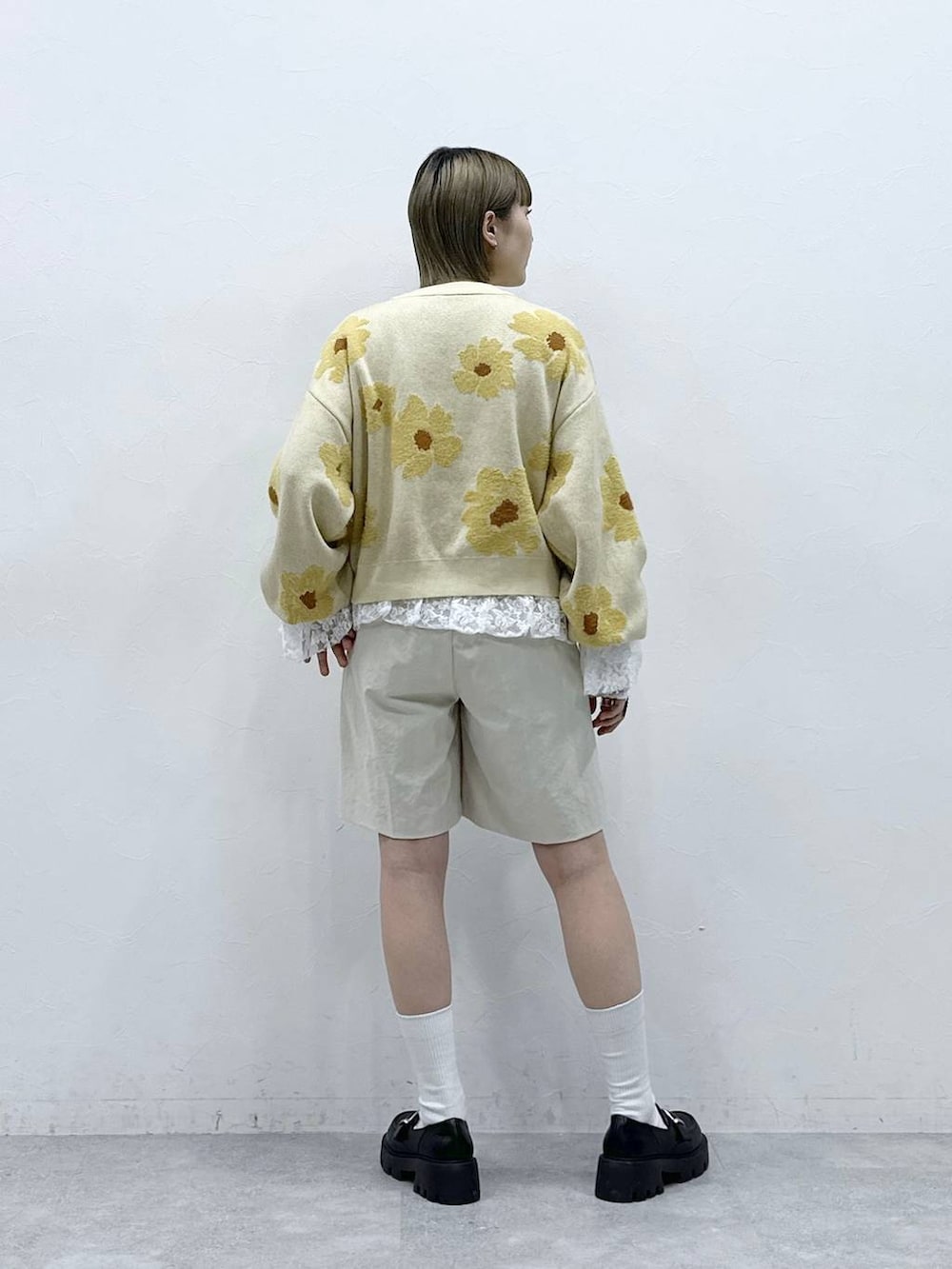 その他のローファー、ベージュ系のニット/セーター、ホワイト系のスラックスを着用したレディースの冬コーディネートの6枚目の写真