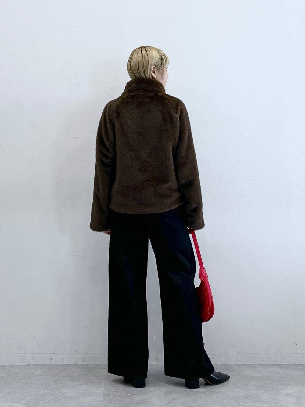 ブラック系のテーラードジャケット、ブラウン系のブルゾンを着用したレディースの秋コーディネートの6枚目の写真