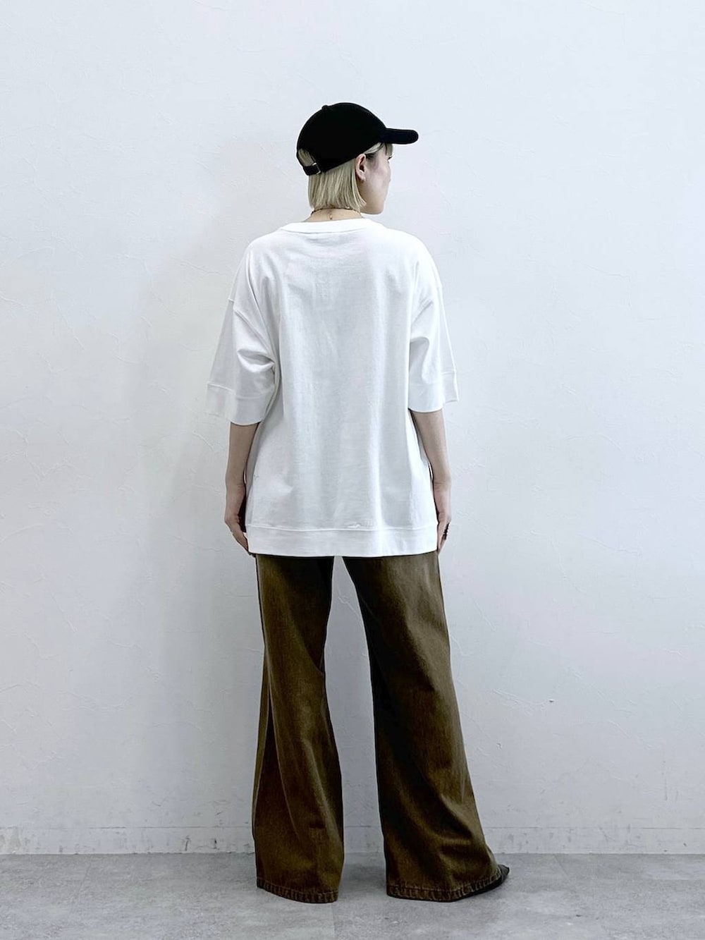 ホワイト系のTシャツ/カットソー、ブラウン系のデニムパンツを着用したレディースの夏コーディネートの6枚目の写真