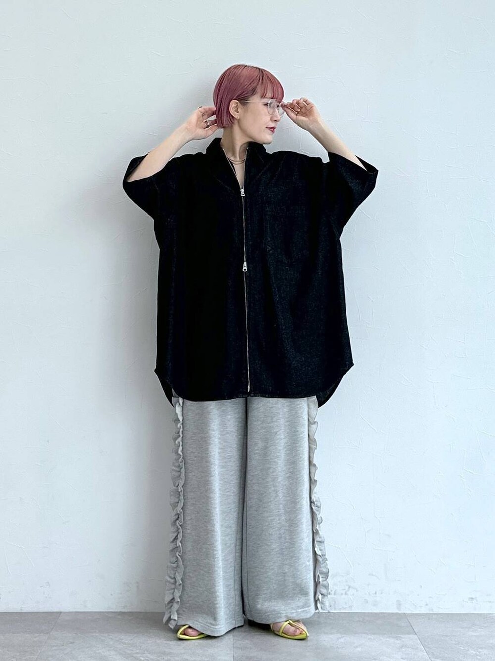 「RAGEBLUEのオーバーサイズ/Wジップデニムルーズシャツ（シャツ/ブラウス、ブラック系）」を使った、たけおさん（レディース・157cm）の春コーディネートの3枚目の写真