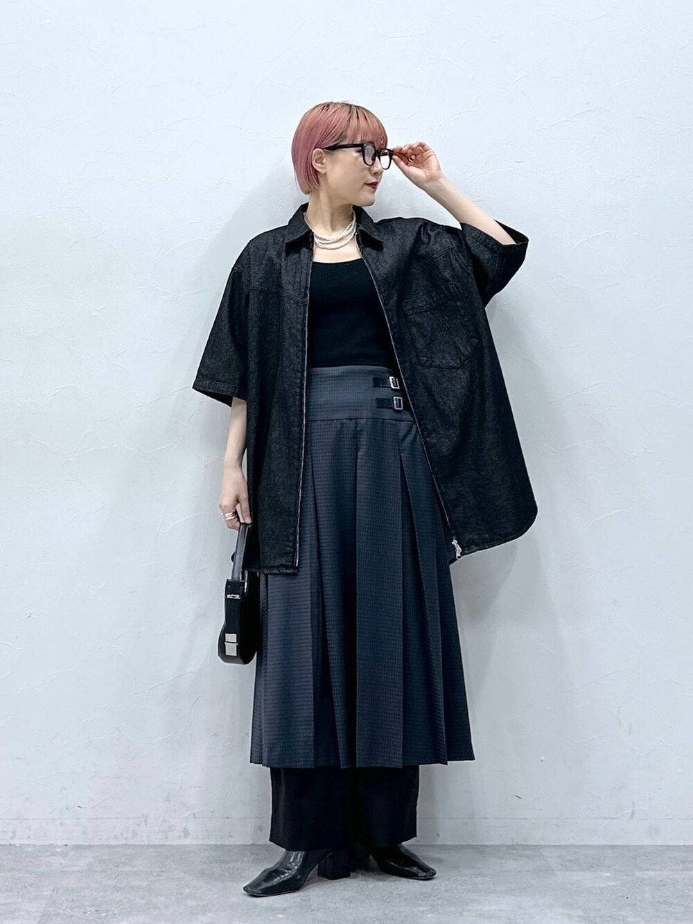 ブラック系のスラックス、グレー系のスカート、ブラック系のシャツ/ブラウスを着用したレディースの春コーディネートの3枚目の写真