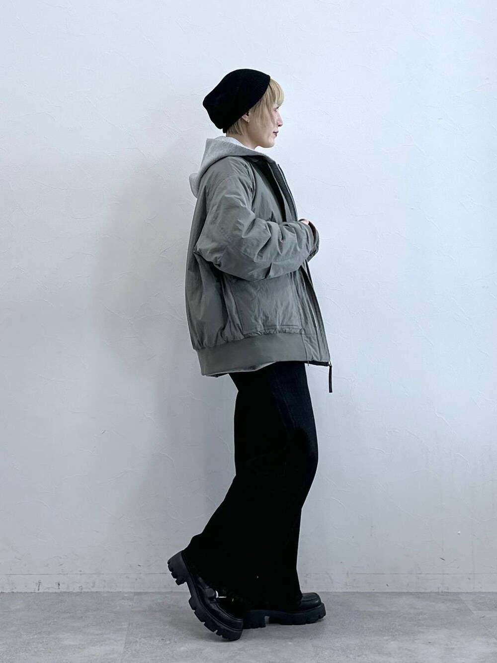 ブラック系のデニムパンツ、その他のローファー、グリーン系のブルゾンを着用したレディースの秋コーディネートの4枚目の写真