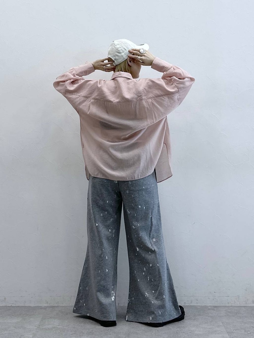 ピンク系のシャツ/ブラウス、グレー系のスウェットパンツ、ホワイト系のキャップを着用したレディースの春コーディネートの5枚目の写真