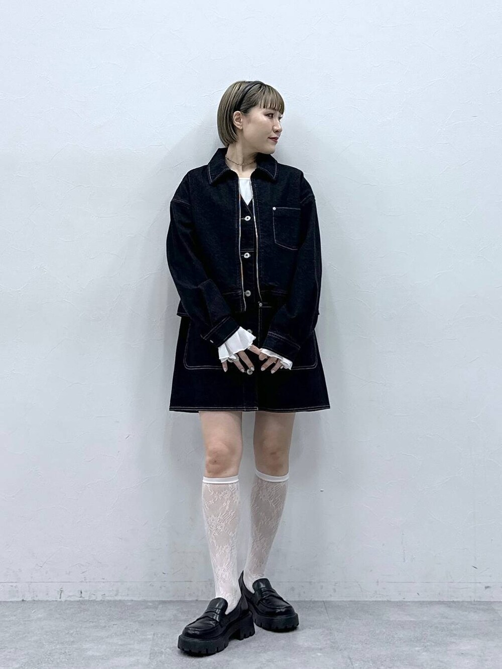 ブラック系のローファー、ブラック系のデニムジャケット、ブラック系のワンピースを着用したレディースの冬コーディネートの3枚目の写真