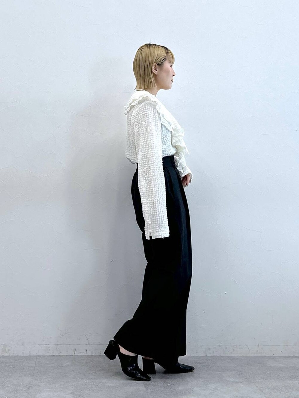 ブラック系のテーラードジャケット、ホワイト系のシャツ/ブラウスを着用したレディースの夏コーディネートの5枚目の写真