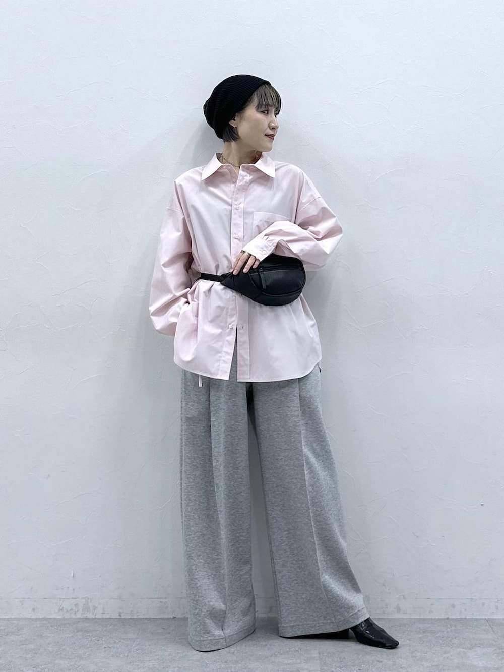 ブラック系のボディバッグ/ウエストポーチ、ピンク系のシャツ/ブラウス、グレー系のスウェットパンツを着用したレディースの春コーディネートの4枚目の写真