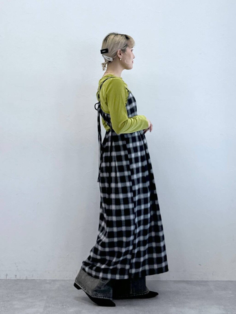 ブラック系のパンプス、ブラック系のデニムパンツ、グリーン系のTシャツ/カットソーを着用したレディースの秋コーディネートの4枚目の写真