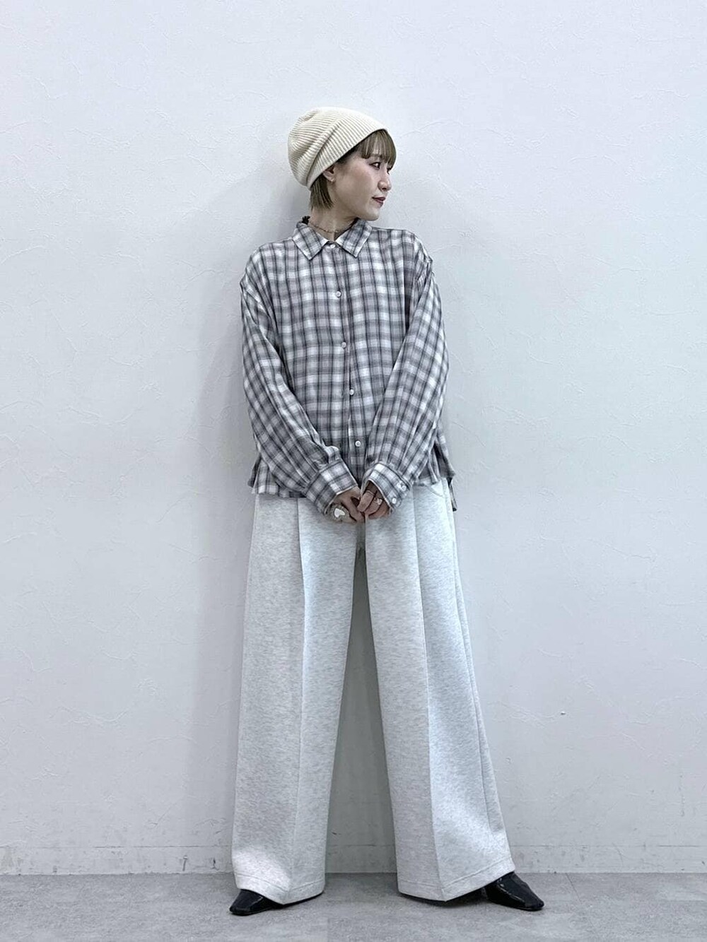 ホワイト系のスウェットパンツ、ベージュ系のニットキャップ/ビーニーを着用したレディースの冬コーディネートの2枚目の写真