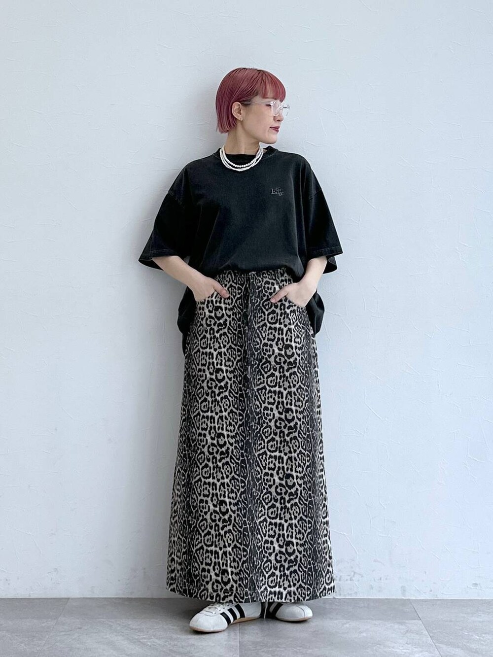 ホワイト系のスニーカー、その他のスカート、ブラック系のTシャツ/カットソーを着用したレディースの春コーディネートの2枚目の写真
