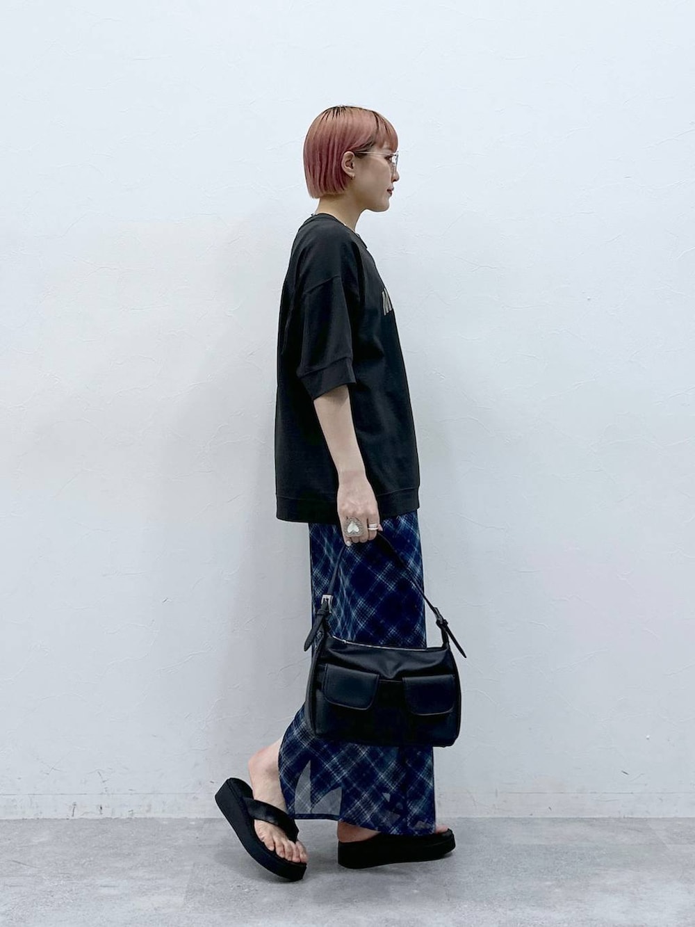 ブラック系のTシャツ/カットソー、ブルー系のスカートを着用したレディースの春コーディネートの5枚目の写真