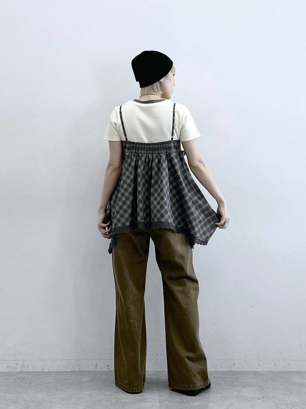 ブラウン系のデニムパンツ、ホワイト系のTシャツ/カットソー、グリーン系のキャミソールを着用したレディースの夏コーディネートの7枚目の写真