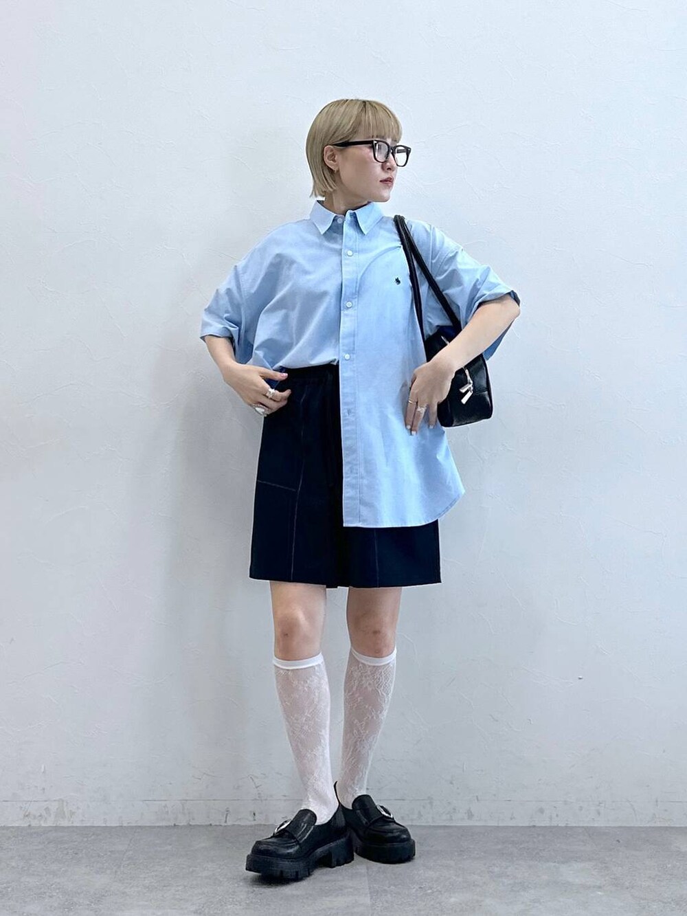 ブルー系のスラックス、グレー系のメガネを着用したレディースの夏コーディネートの3枚目の写真