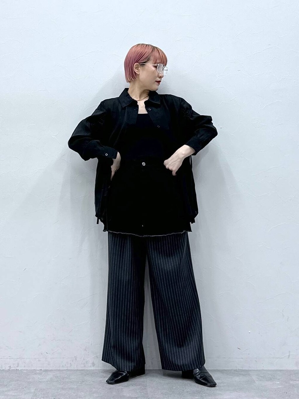 グレー系のスラックス、ブラック系のスカート、ブラック系のシャツ/ブラウスを着用したレディースの春コーディネートの3枚目の写真