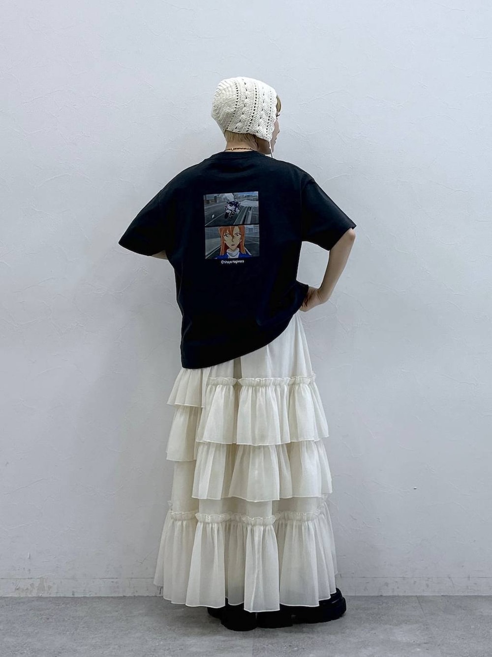 ブラック系のローファー、グレー系のTシャツ/カットソー、ホワイト系のスカートを着用したレディースの春コーディネートの3枚目の写真