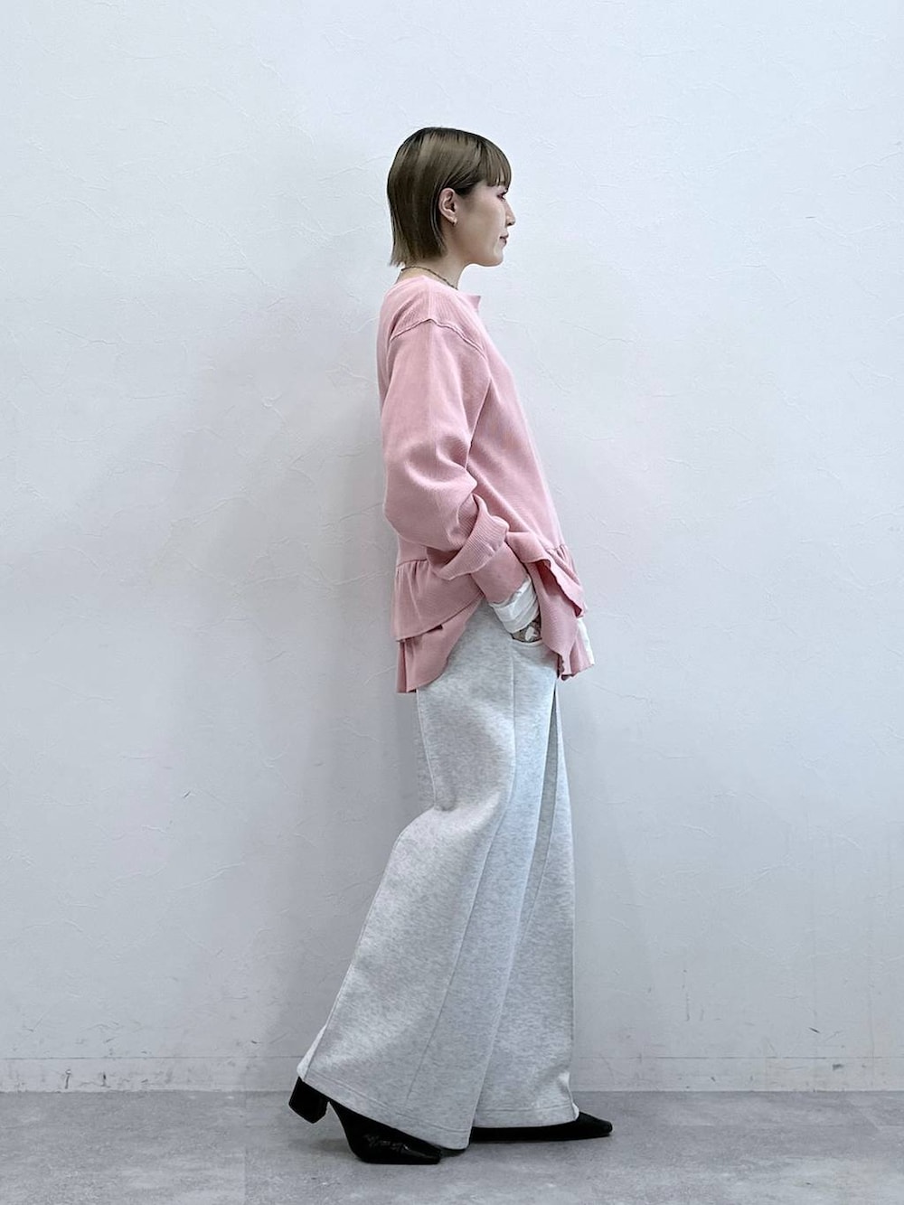 ホワイト系のスウェットパンツ、ピンク系のスウェット、ホワイト系のTシャツ/カットソーを着用したレディースの冬コーディネートの5枚目の写真