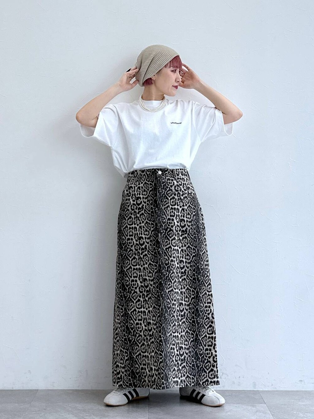 ホワイト系のスニーカー、その他のスカート、ホワイト系のTシャツ/カットソーを着用したレディースの春コーディネートの6枚目の写真