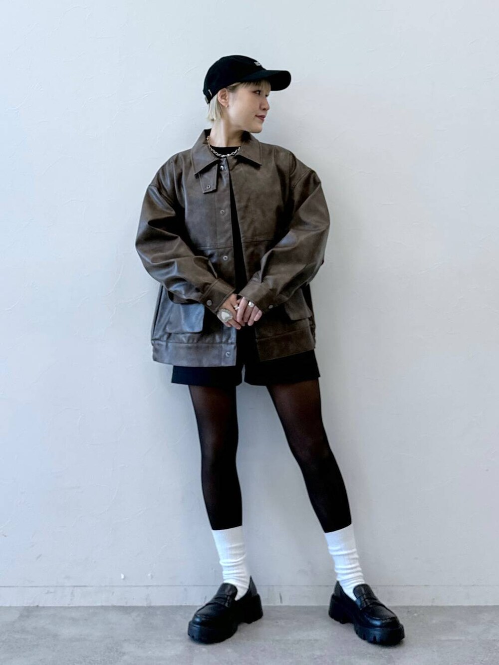 ブラック系のその他パンツ、ブラウン系のブルゾン、ブラック系のTシャツ/カットソーを着用したレディースの冬コーディネートの5枚目の写真