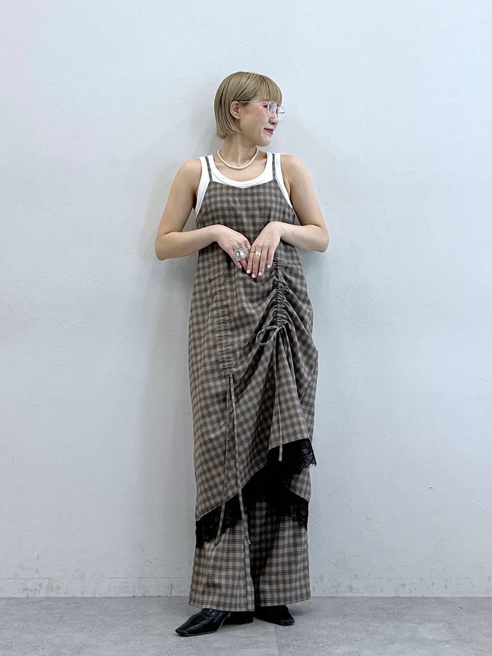 ホワイト系のタンクトップ、グレー系のワンピース、グレー系のスラックスを着用したレディースの夏コーディネートの4枚目の写真