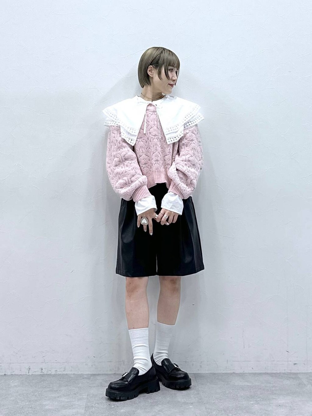 ブラック系のローファー、ホワイト系のシャツ/ブラウス、ピンク系のニット/セーターを着用したレディースの冬コーディネートの3枚目の写真