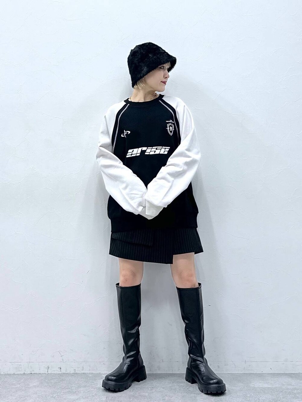 ブラック系のブーツ、ブラック系のスカート、ブラック系のスウェットを着用したレディースの秋コーディネートの3枚目の写真