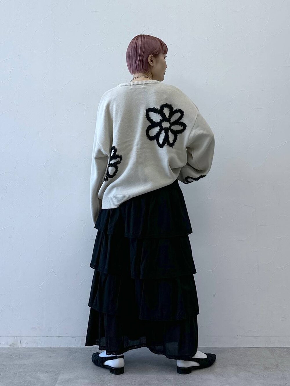 ブラック系のスカート、ホワイト系のニット/セーターを着用したレディースの冬コーディネートの5枚目の写真