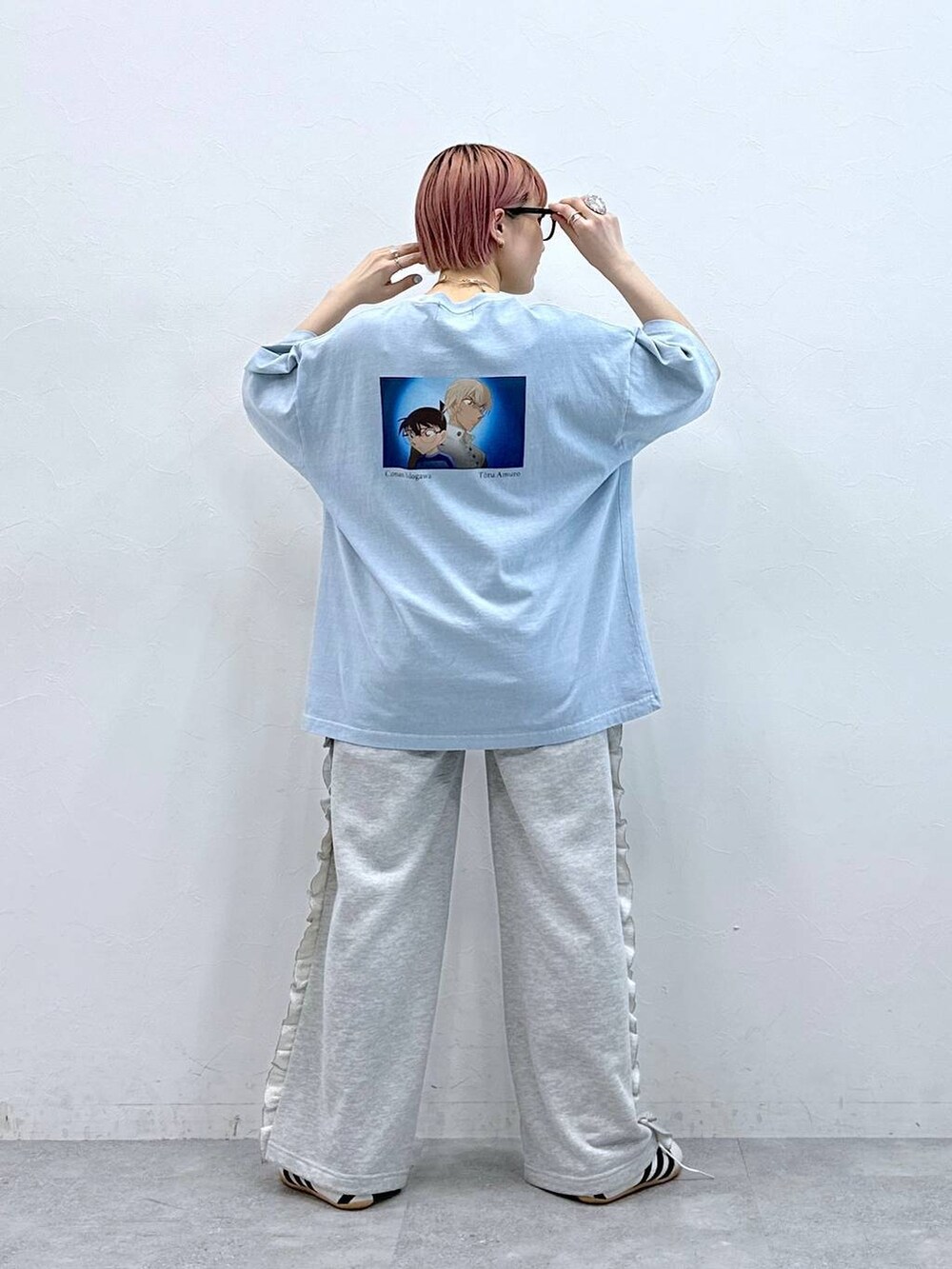 ホワイト系のスニーカー、グレー系のスウェットパンツ、グレー系のメガネを着用したレディースの春コーディネートの6枚目の写真