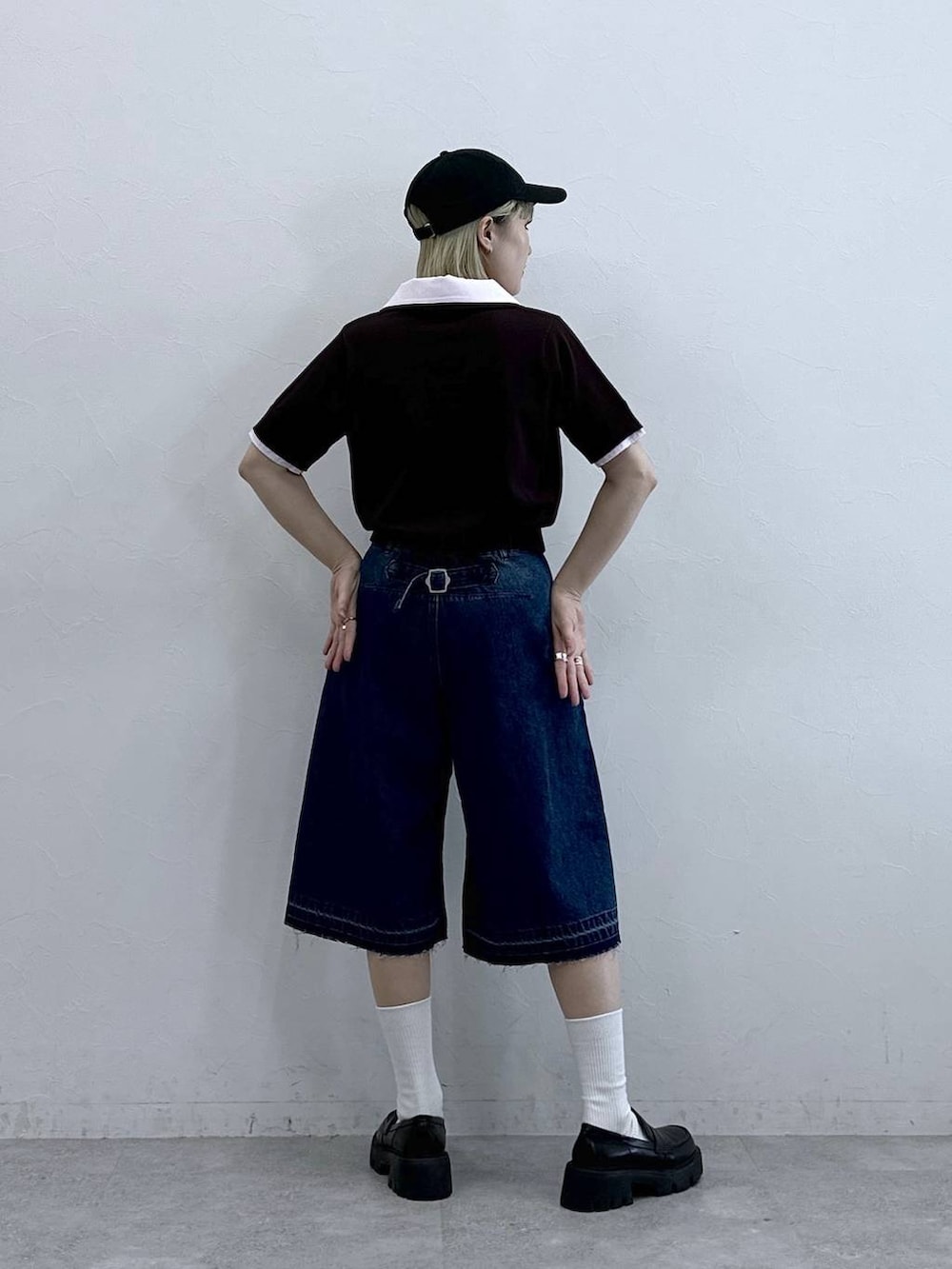 ブルー系のデニムパンツ、ブラック系のローファー、ブラウン系のシャツ/ブラウスを着用したレディースの夏コーディネートの5枚目の写真