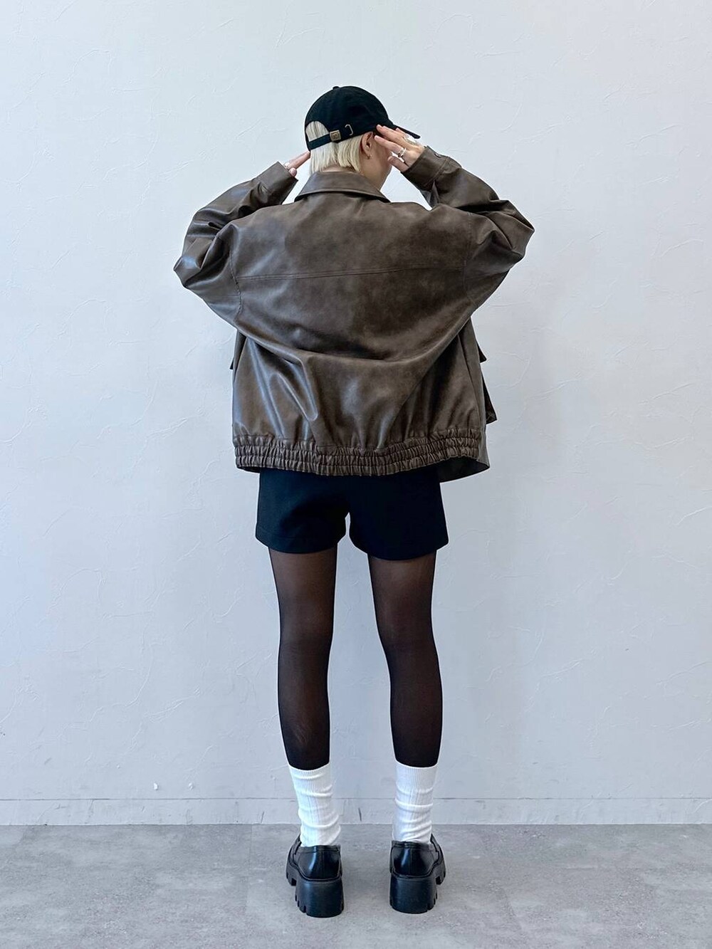 ブラック系のその他パンツ、ブラウン系のブルゾン、ブラック系のTシャツ/カットソーを着用したレディースの冬コーディネートの4枚目の写真