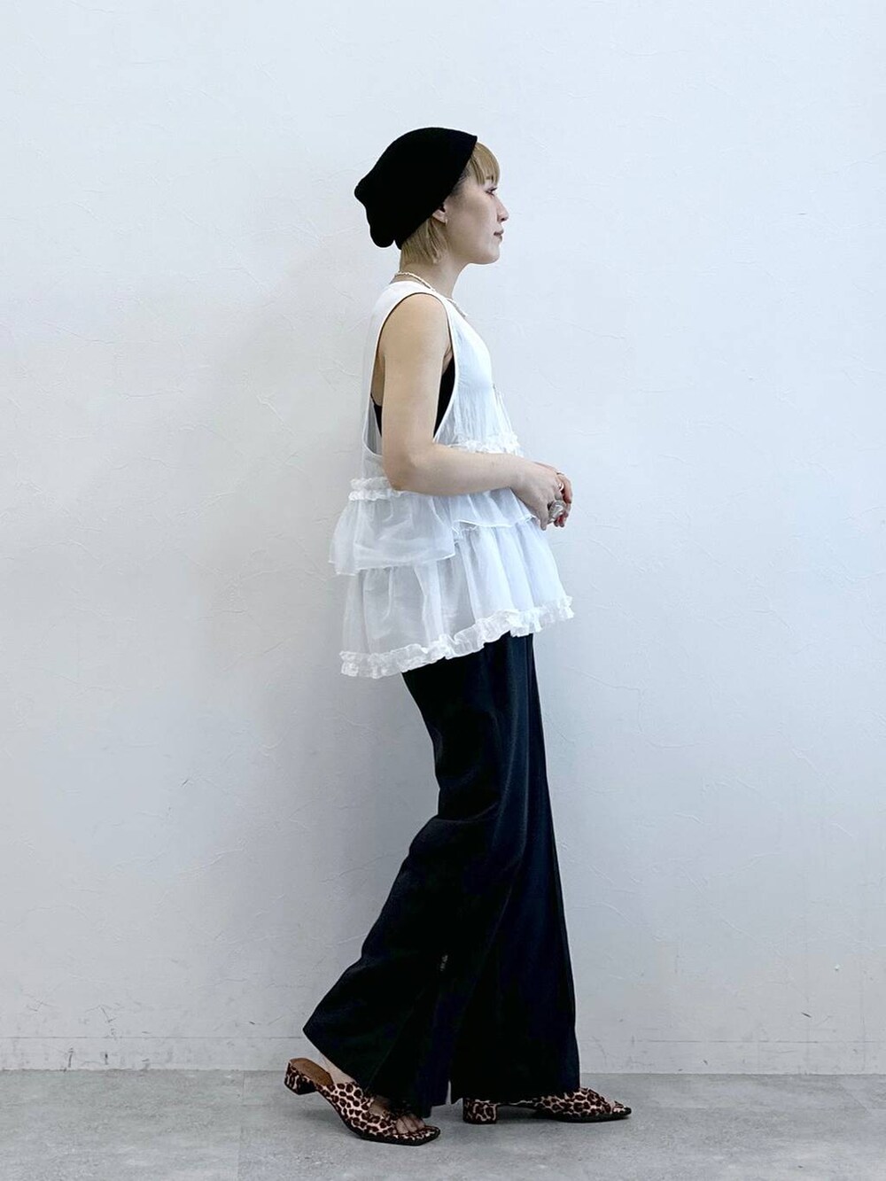 ホワイト系のベスト、その他のスラックス、ブラック系のニットキャップ/ビーニーを着用したレディースの夏コーディネートの5枚目の写真