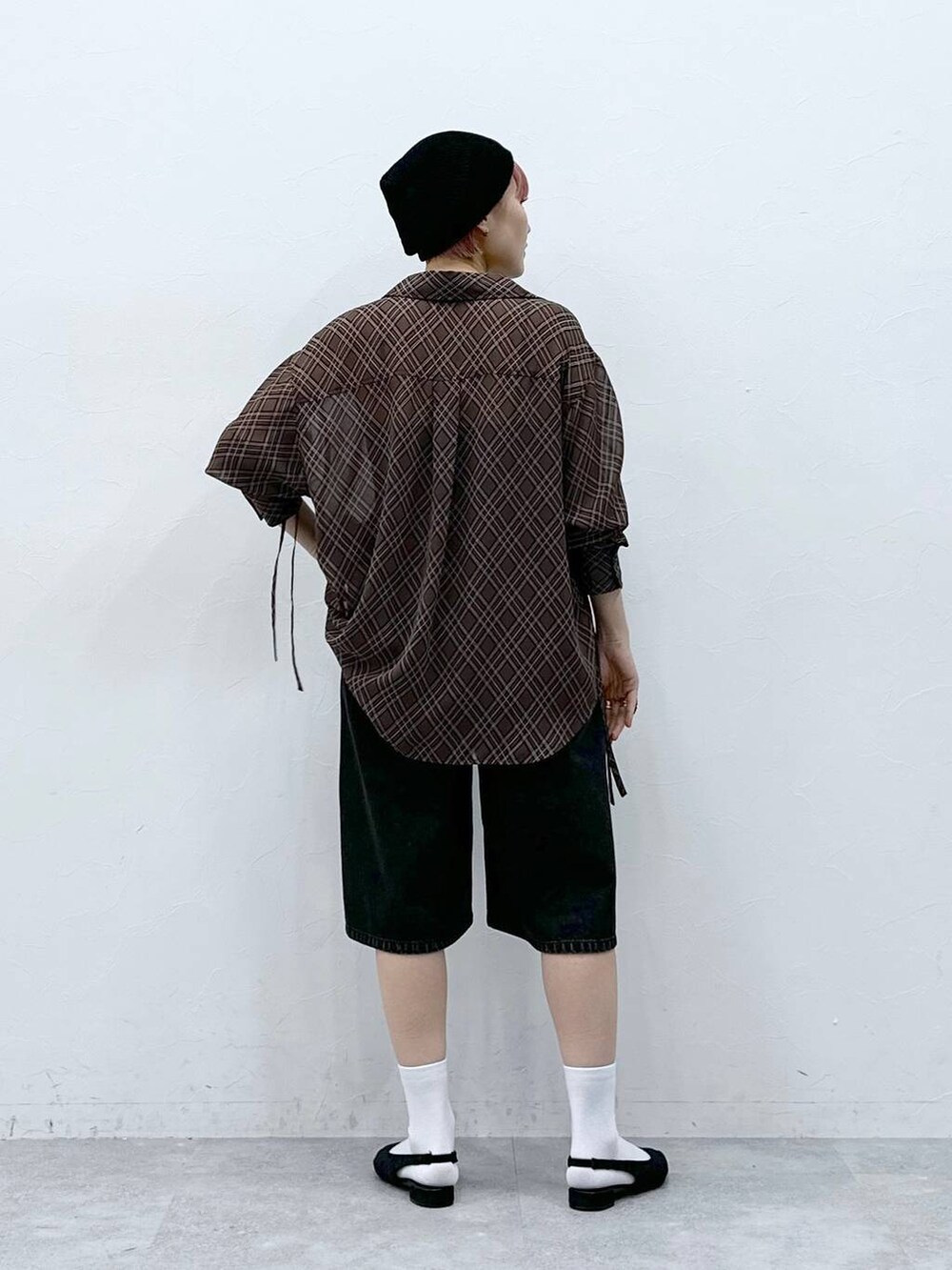 ブラック系のデニムパンツ、ブラウン系のシャツ/ブラウスを着用したレディースの春コーディネートの5枚目の写真