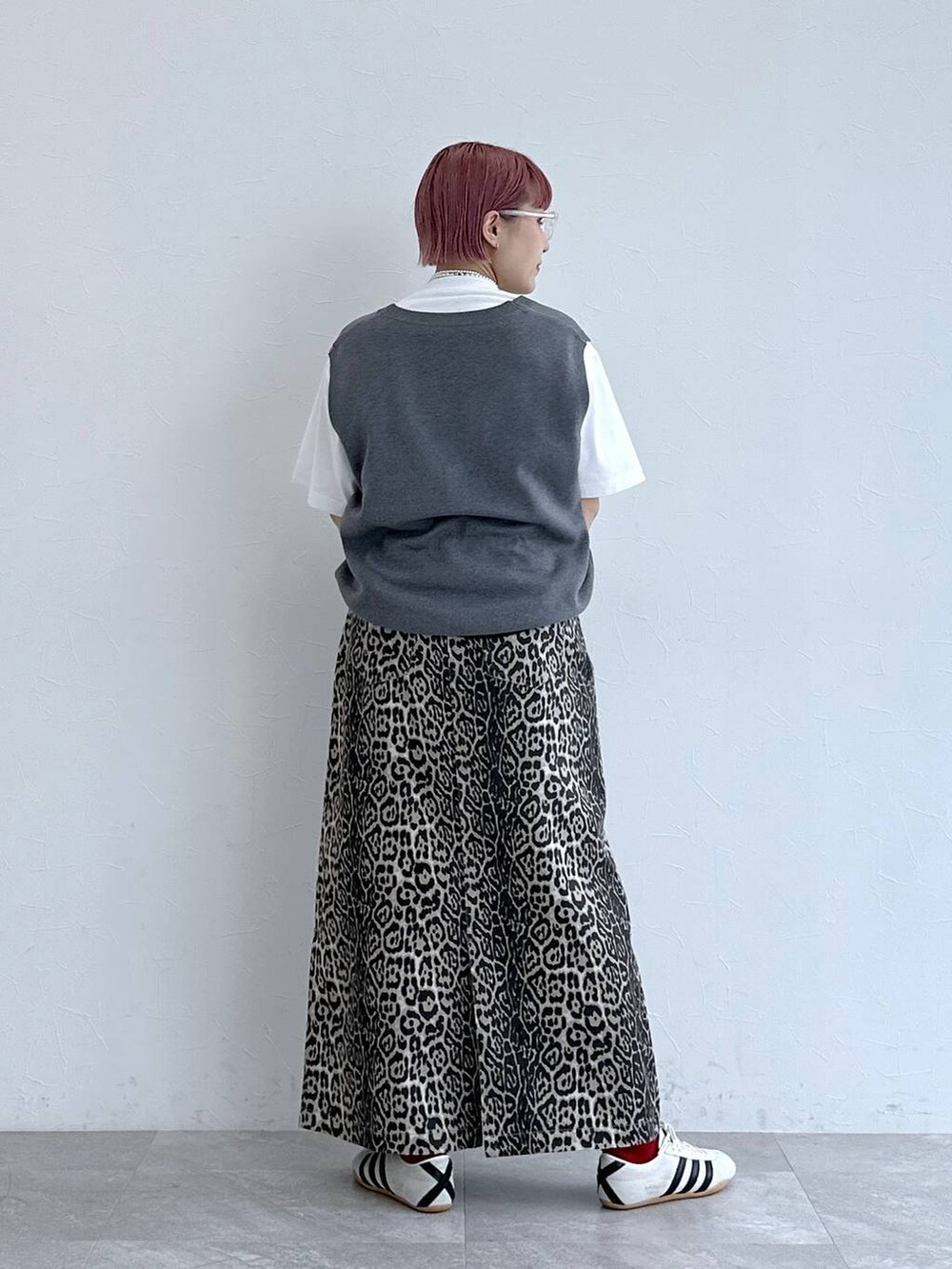 ホワイト系のスニーカー、ホワイト系のTシャツ/カットソー、その他のスカートを着用したレディースの春コーディネートの5枚目の写真