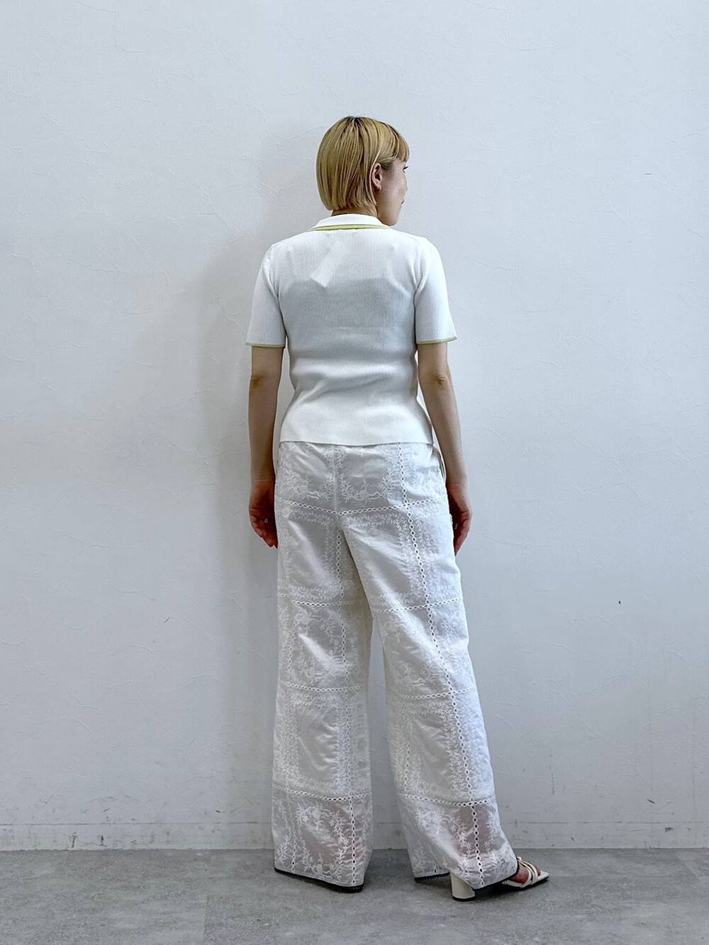 ホワイト系のその他パンツ、ホワイト系のサンダル、ホワイト系のカーディガン/ボレロを着用したレディースの春コーディネートの5枚目の写真