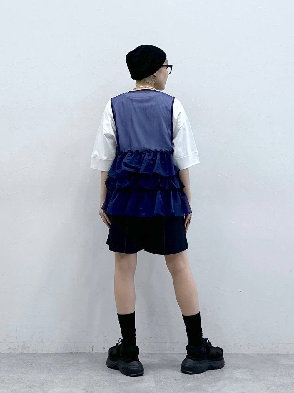 ホワイト系のTシャツ/カットソー、ブルー系のスラックス、ブラック系のサンダルを着用したレディースの夏コーディネートの5枚目の写真