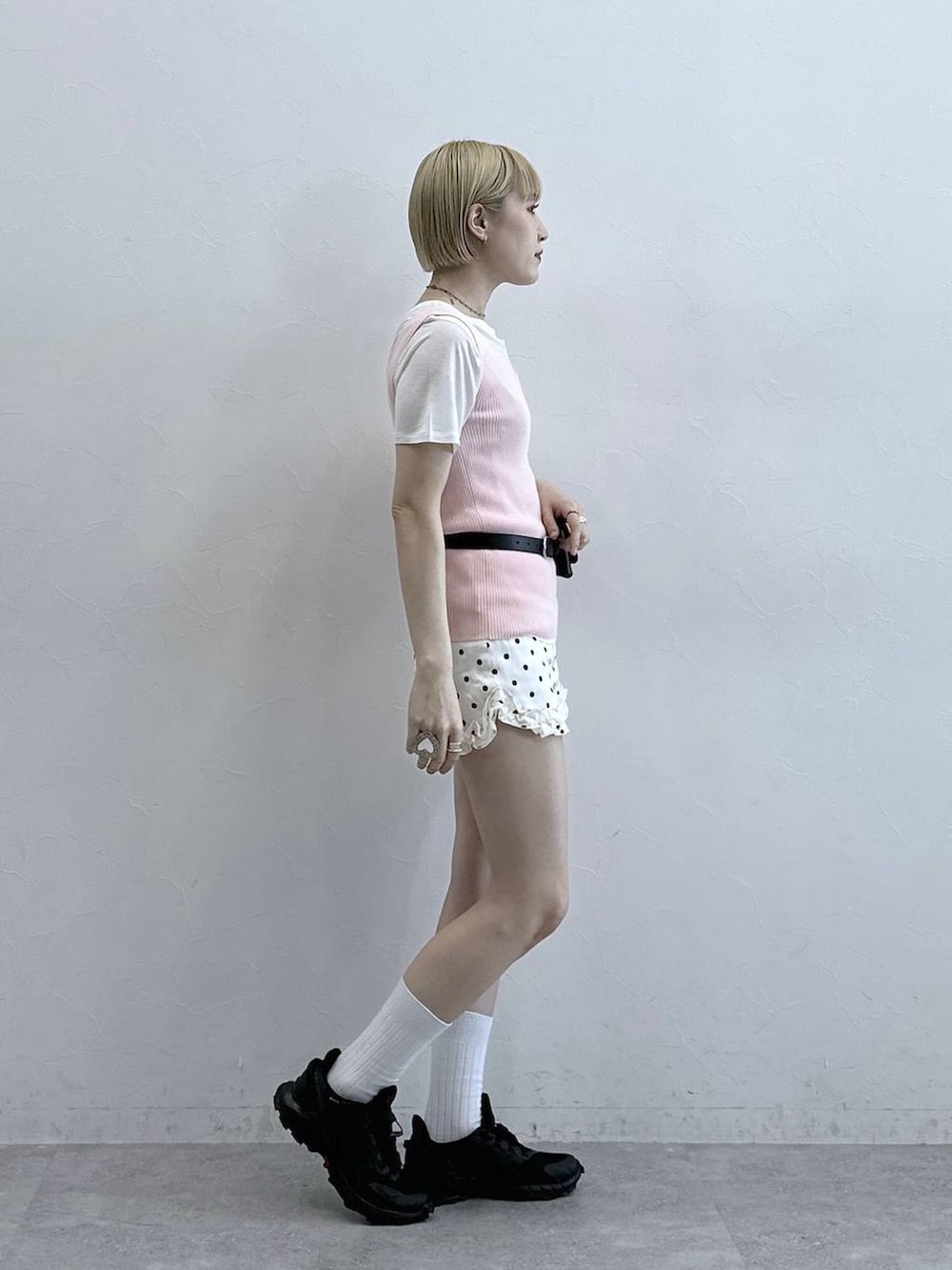 ホワイト系のその他パンツ、ピンク系のタンクトップ、ホワイト系のTシャツ/カットソーを着用したレディースの春コーディネートの4枚目の写真