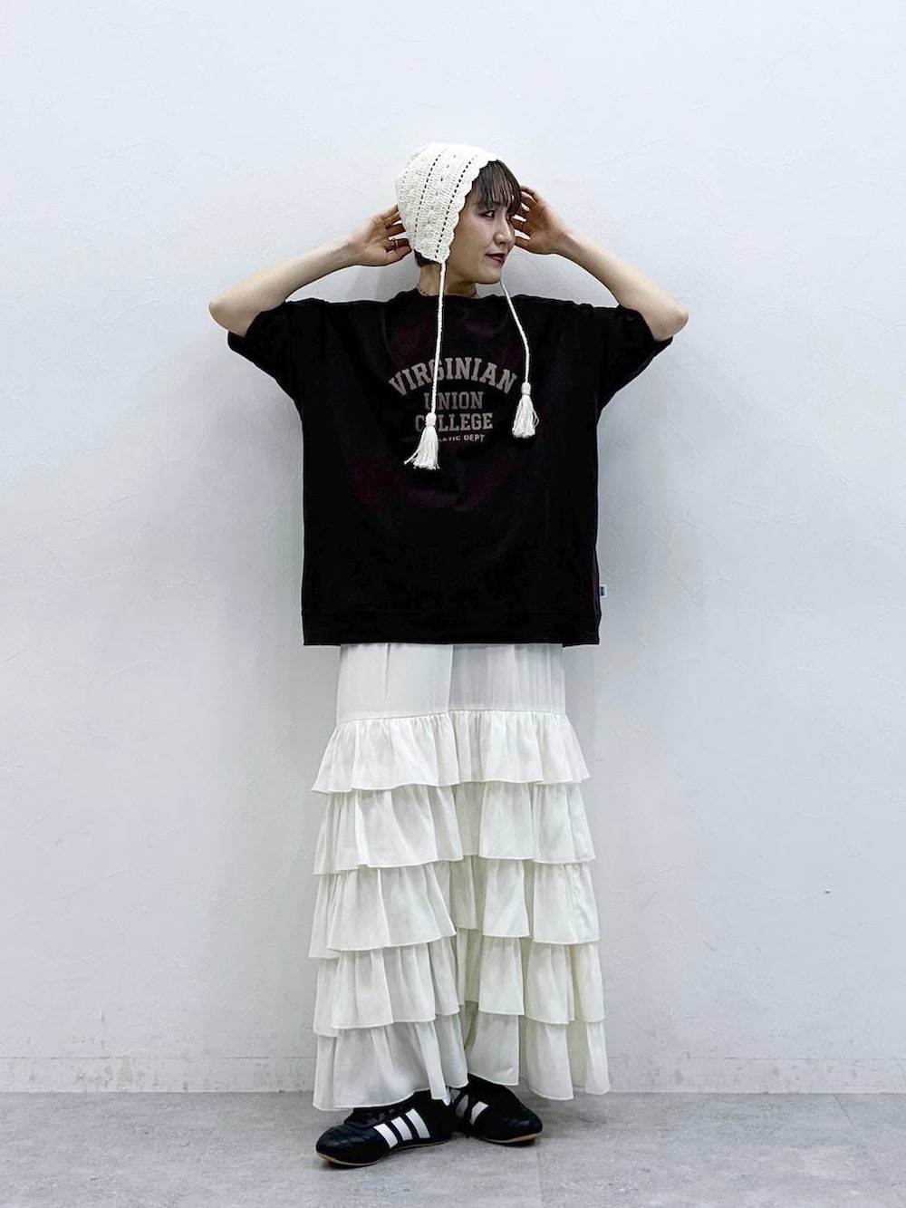 ブラウン系のTシャツ/カットソー、ホワイト系のスカート、ホワイト系のニットキャップ/ビーニーを着用したレディースの春コーディネートの2枚目の写真