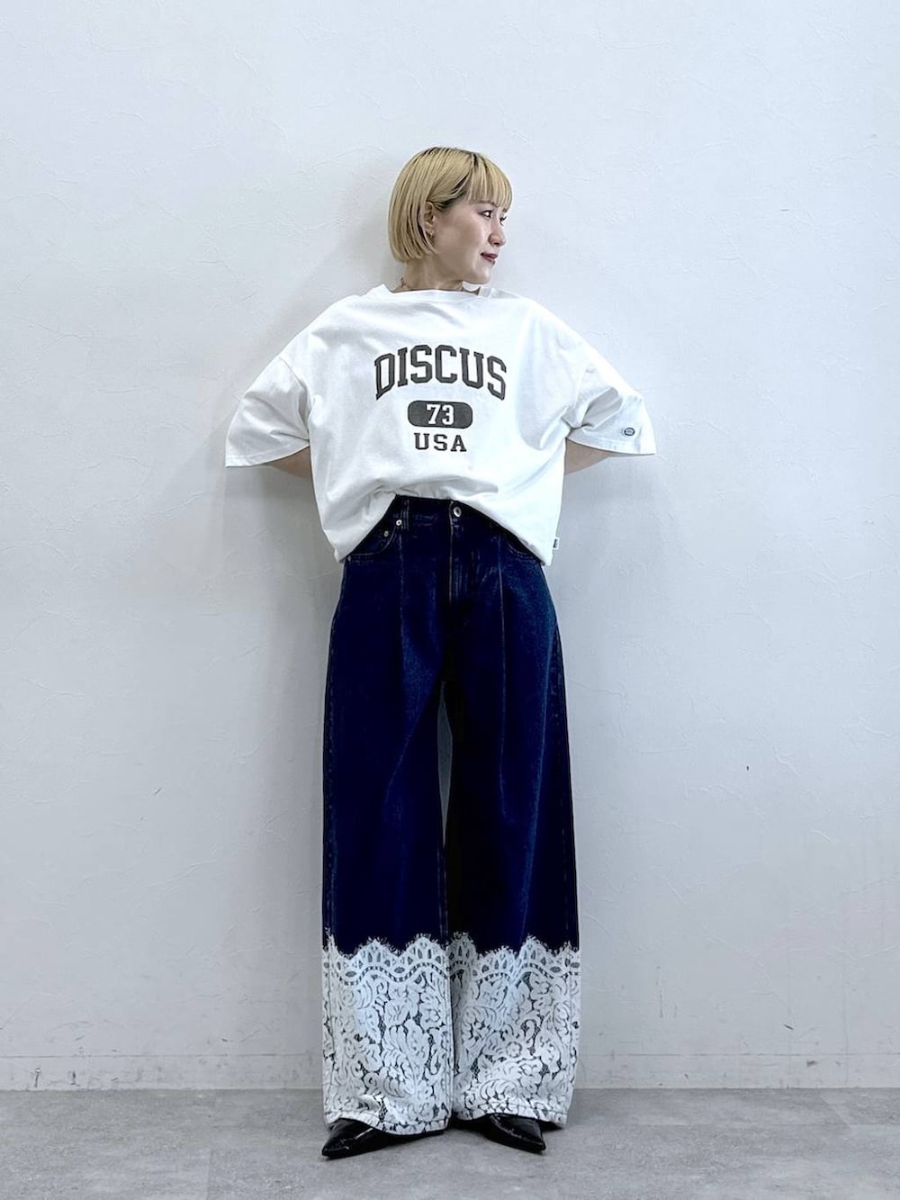 ホワイト系のTシャツ/カットソー、ブルー系のデニムパンツを着用したレディースの春コーディネートの3枚目の写真