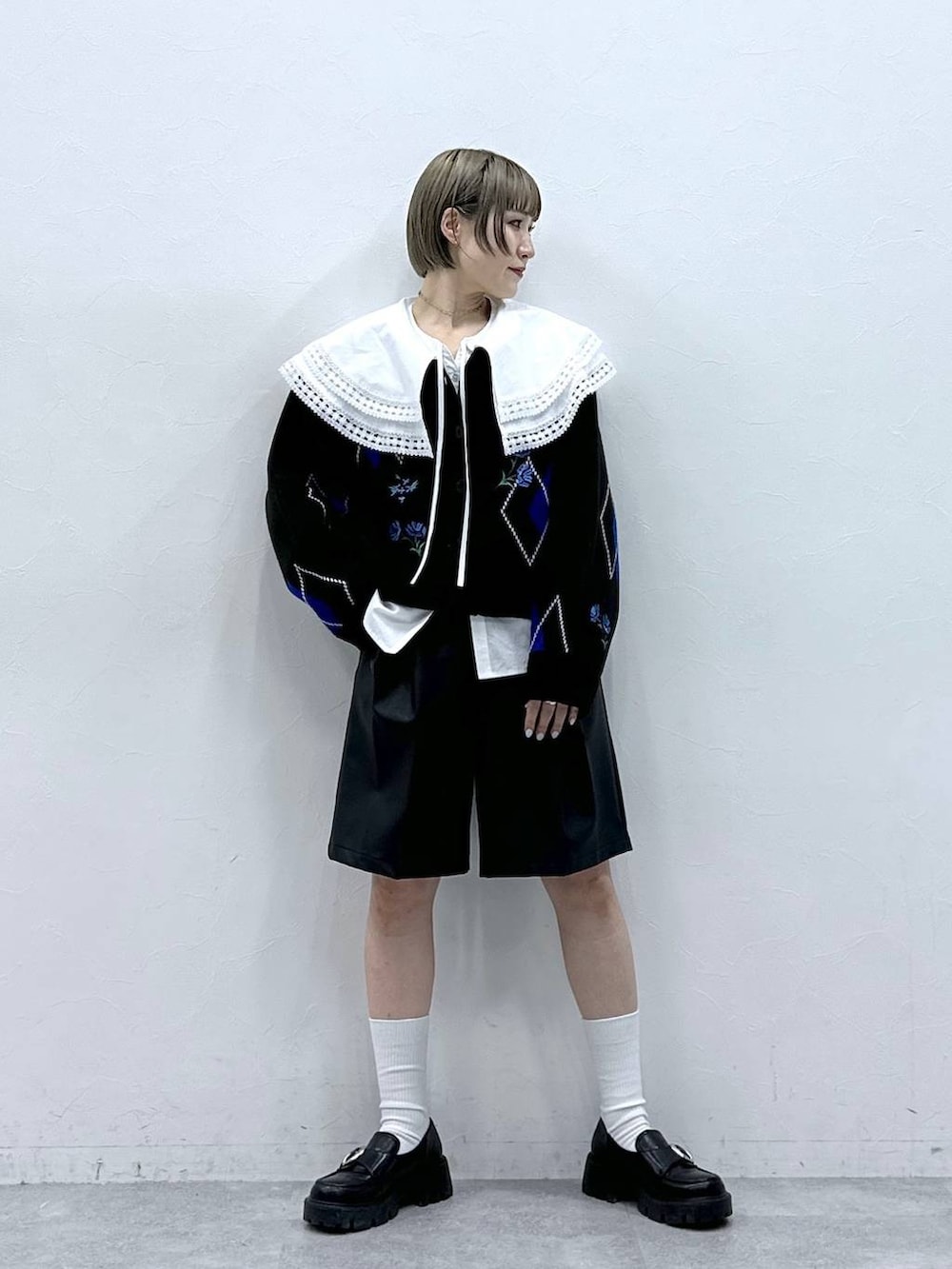 ブラック系のローファー、ホワイト系のシャツ/ブラウス、ブラック系のその他パンツを着用したレディースの冬コーディネートの2枚目の写真