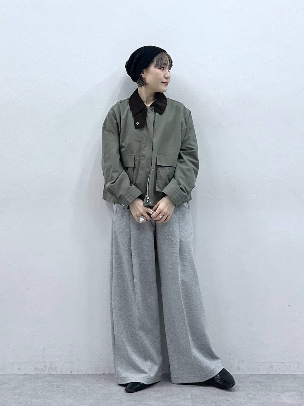 グリーン系のブルゾン、グレー系のスウェットパンツ、ブラック系のニットキャップ/ビーニーを着用したレディースの春コーディネートの3枚目の写真