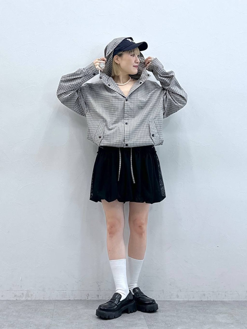 ブラック系のローファー、ブラック系のスカート、グレー系のシャツ/ブラウスを着用したレディースの夏コーディネートの2枚目の写真