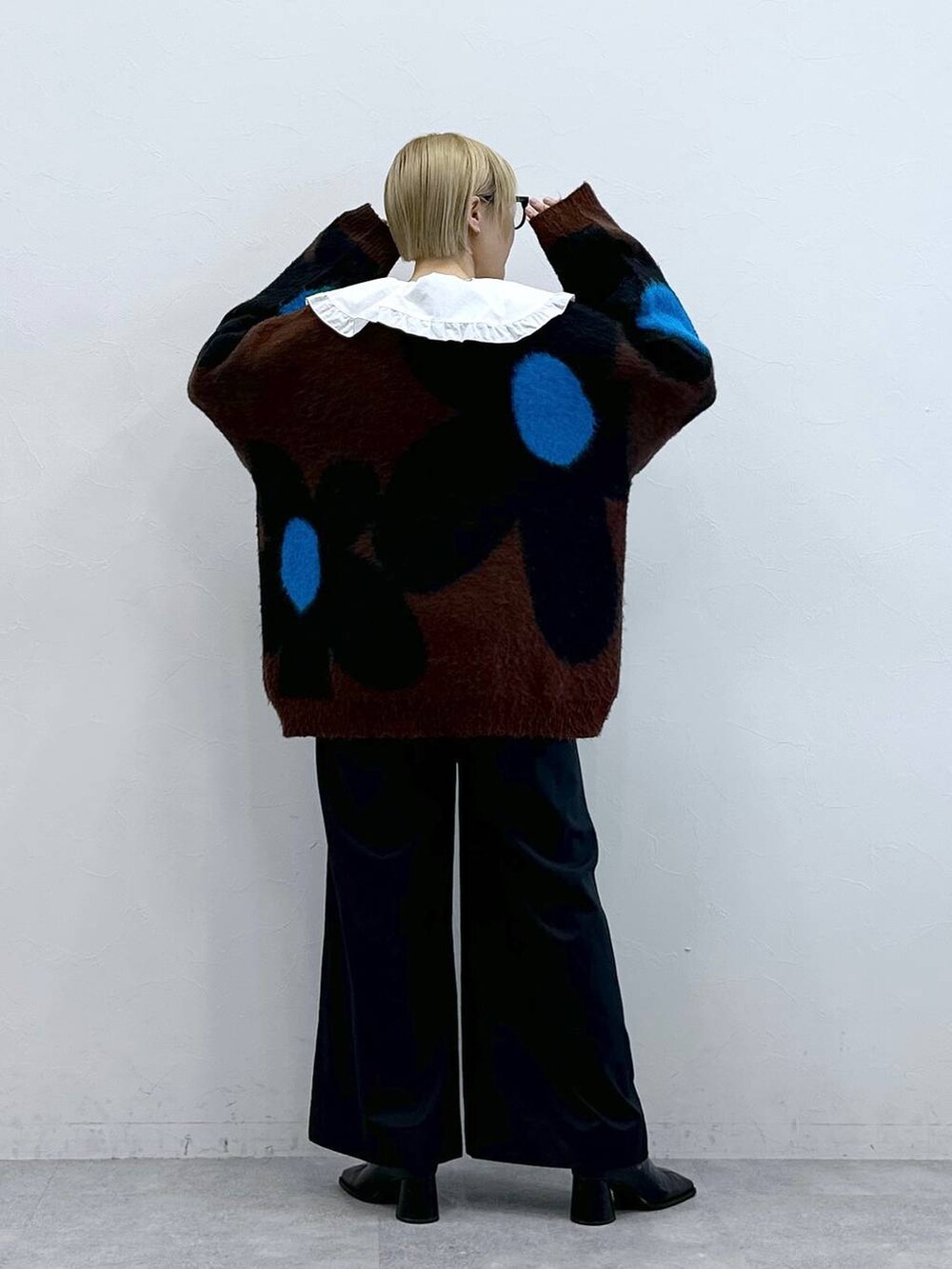 ブラック系のテーラードジャケット、ブラウン系のニット/セーター、ホワイト系のシャツ/ブラウスを着用したレディースの秋コーディネートの6枚目の写真