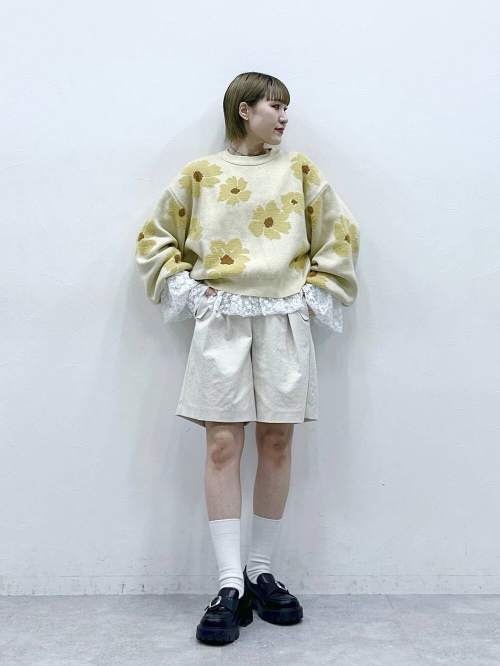 その他のローファー、ベージュ系のニット/セーター、ホワイト系のスラックスを着用したレディースの冬コーディネートの4枚目の写真