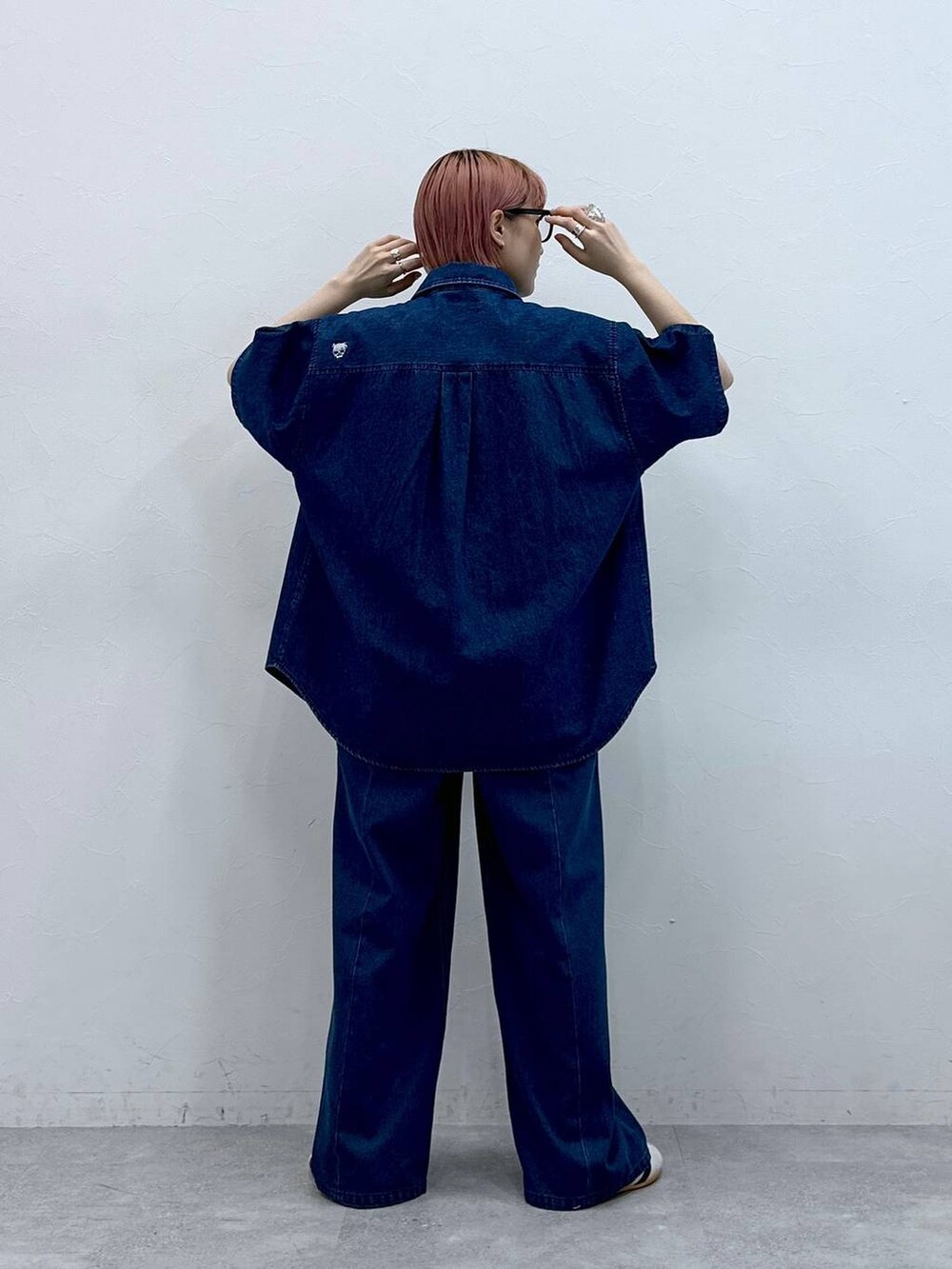 ホワイト系のスニーカー、グレー系のメガネを着用したレディースの春コーディネートの6枚目の写真